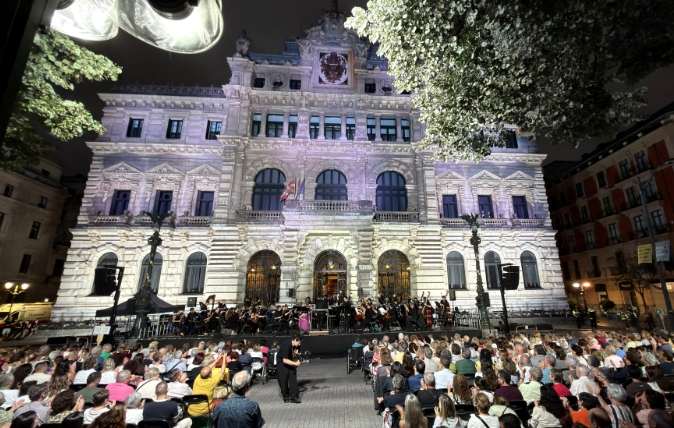 La lluvia interrumpe el espectacular concierto sinfónico en el Palacio Foral