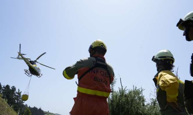 Bizkaia Mejora su Respuesta ante Incendios Forestales con el Helicóptero de Extinción Activo