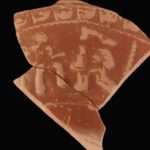 Descubre la Impactante Escena de Gladiadores en un Fragmento Cerámico de Forua en el Programa «El Museo Pieza a Pieza» del Arkeologia Museoa