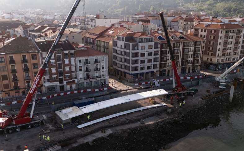 La pasarela ‘All Iron’ comienza a tomar forma sobre la ría