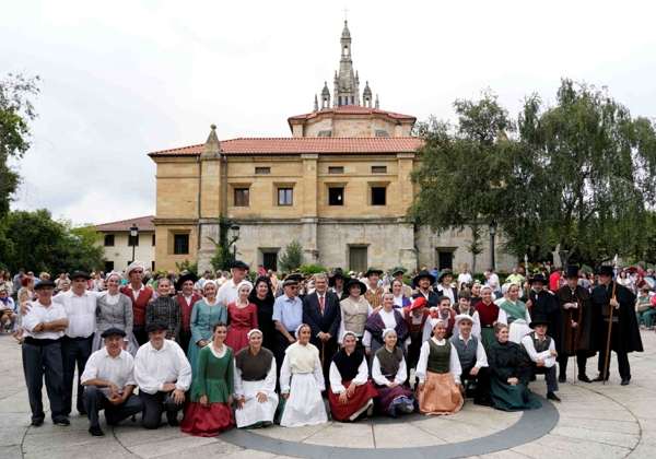 El alcalde de Bilbao preside el homenaje a la Amatxu de Begoña