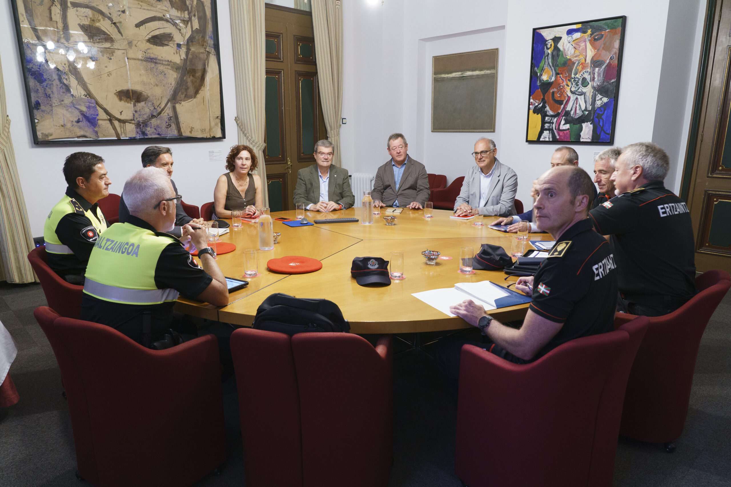 Coordinación de Seguridad: Ertzaintza y Policía Municipal de Bilbao se Reúnen para Fortalecer la Colaboración