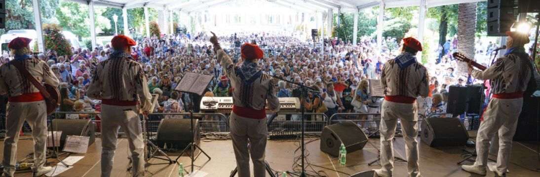 El alcalde de Bilbao entrega los premios del XXXVIII Concurso de Bilbainadas en la pérgola del Parque de Doña Casilda
