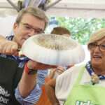 El alcalde de Bilbao y la comisión mixta de fiestas destacan la tortilla de patata en el concurso gastronómico de Aste Nagusia