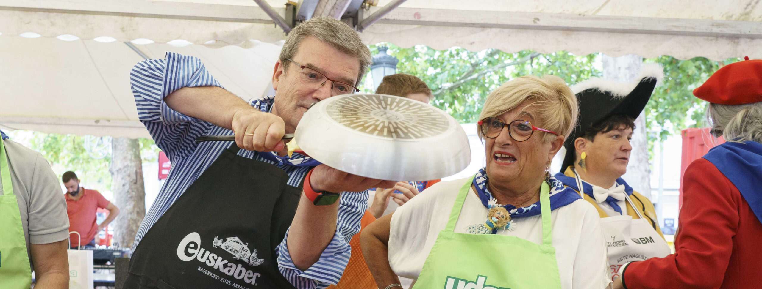 El alcalde de Bilbao y la comisión mixta de fiestas destacan la tortilla de patata en el concurso gastronómico de Aste Nagusia