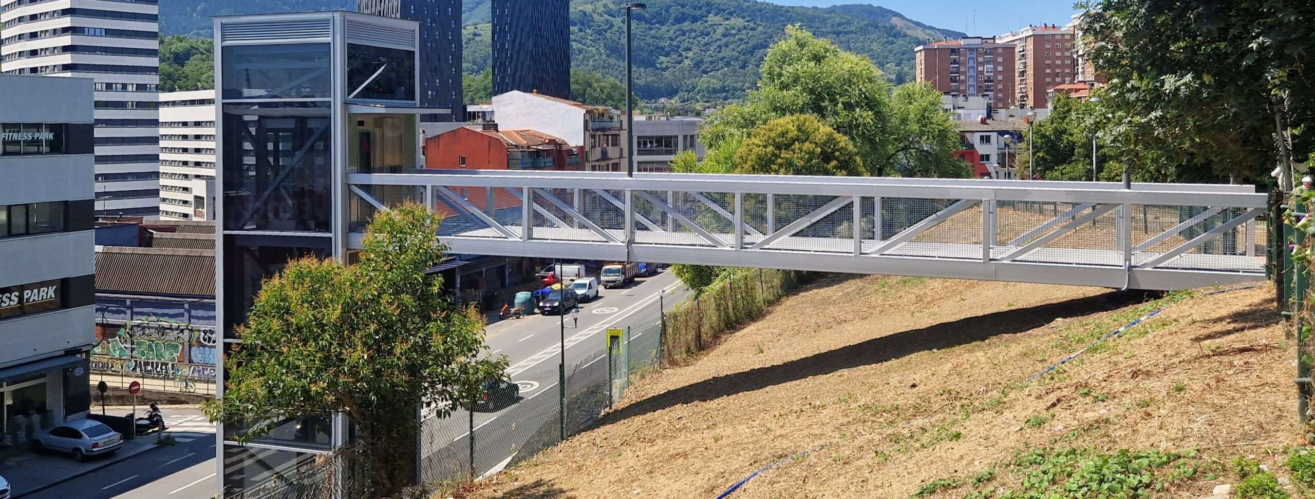 El Ayuntamiento de Bilbao inaugura un nuevo ascensor público que conecta los barrios de Txurdinaga y Bolueta