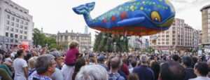El desfile de la ballena llena Bilbao de música y el color de las costas y los fondos marinos
