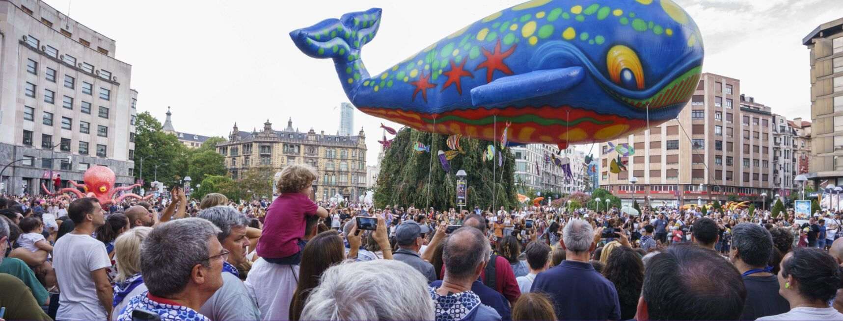 El desfile de la ballena llena Bilbao de música y el color de las costas y los fondos marinos