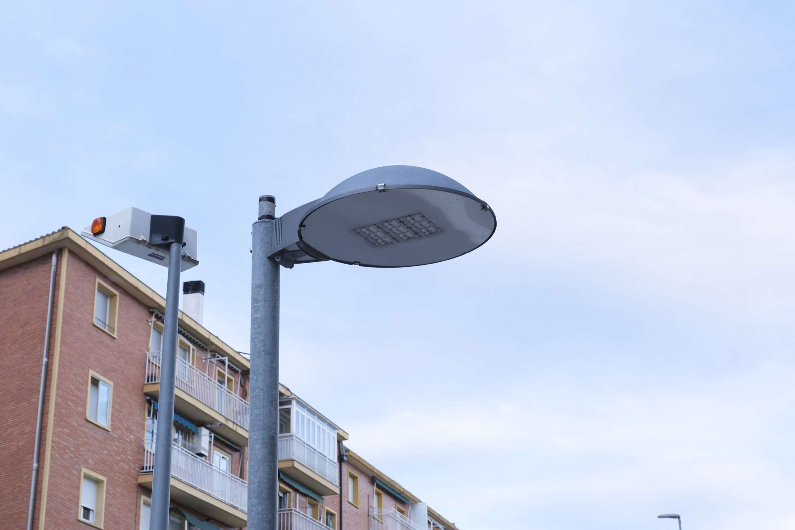 Pamplona renueva 100.000 vatios de luminarias viales a LED programables, ahorrando 160.000 euros anuales