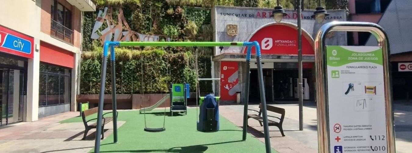 Finalización de la renovación del área infantil en la plaza del Funicular del barrio de Castaños