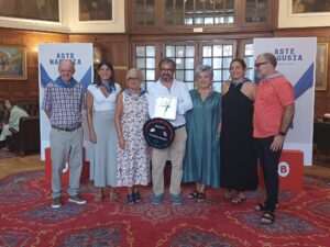 Itziar Urtasun entrega el premio del jurado del XXXIV Concurso Internacional de Fuegos Artificiales Villa de Bilbao de Aste Nagusia a la pirotecnia Di Matteo Fireworks