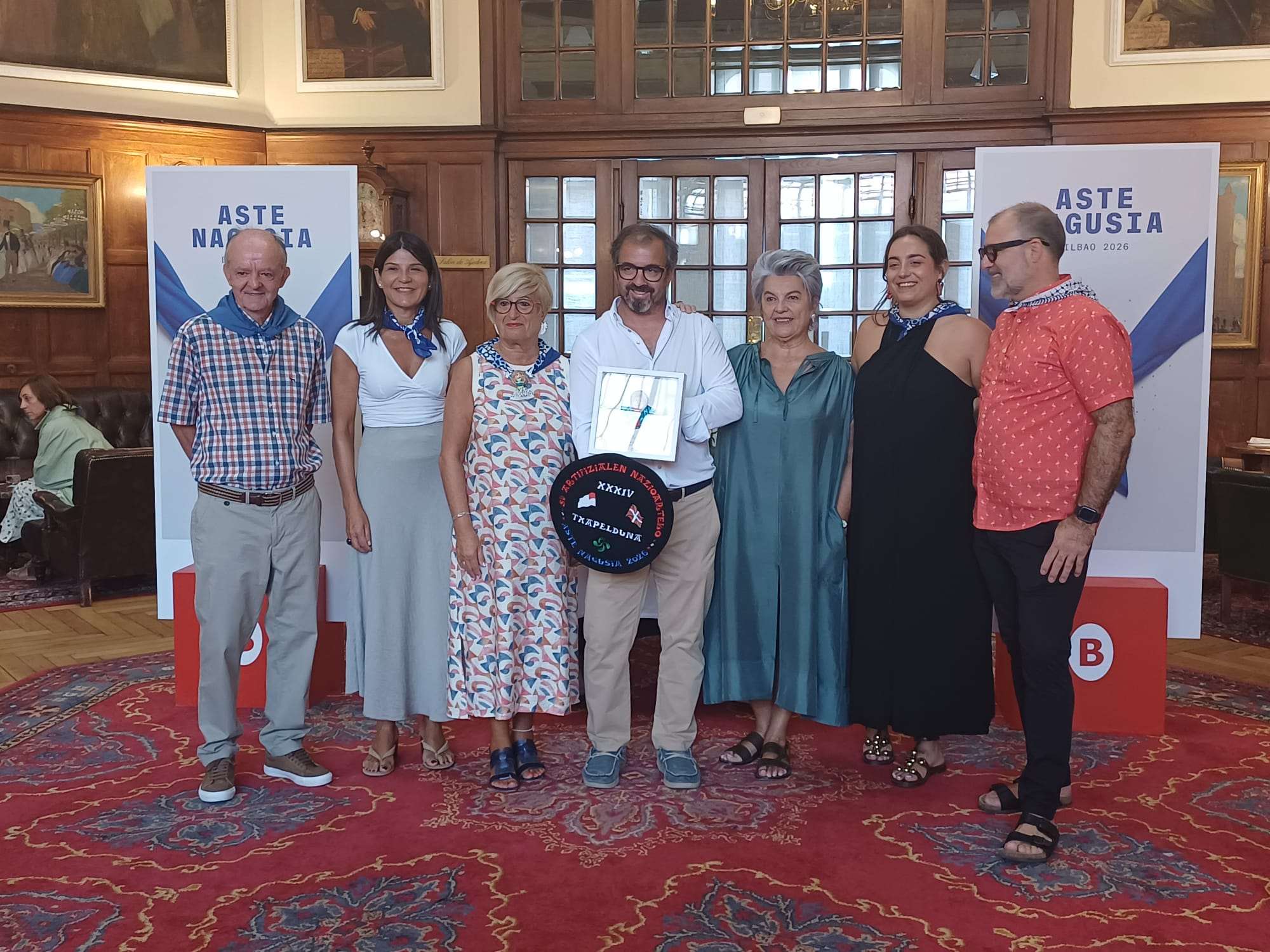 Itziar Urtasun entrega el premio del jurado del XXXIV Concurso Internacional de Fuegos Artificiales Villa de Bilbao de Aste Nagusia a la pirotecnia Di Matteo Fireworks