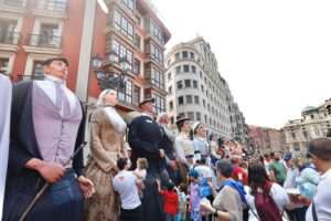La concentración de gigantes y el gran alarde de txistularis, protagonistas de la última mañana de Aste Nagusia, el domingo 30