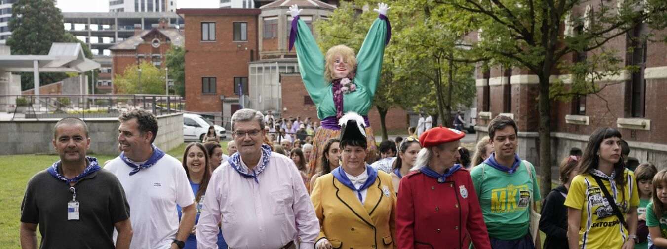 Marijaia y el circo llevan la alegría de Aste Nagusia a los niños y niñas ingresados en Basurto