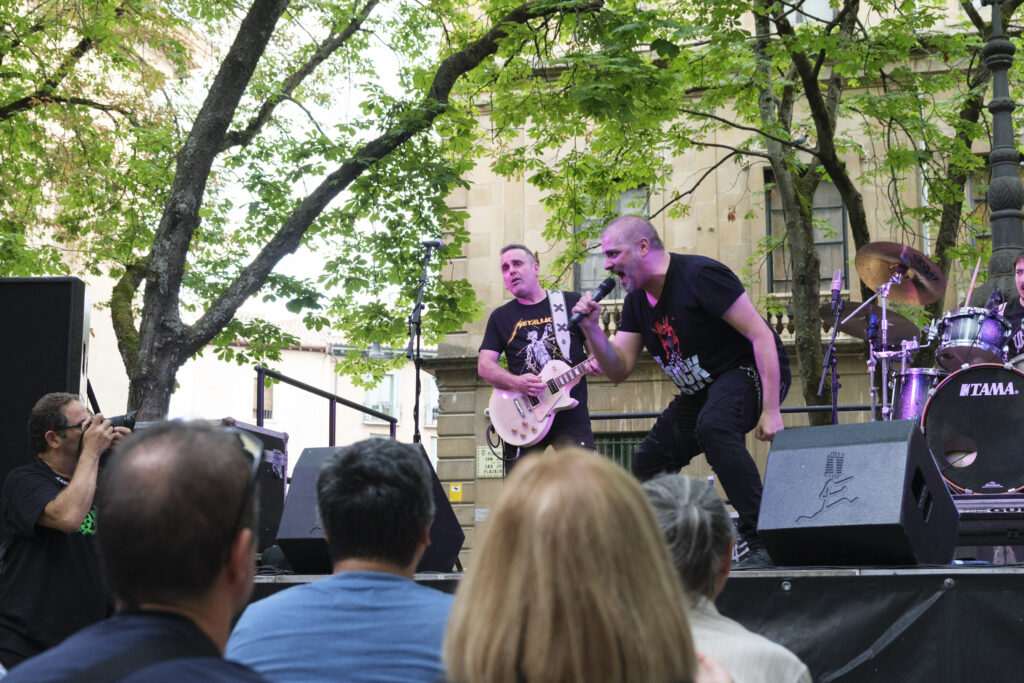 Yabalia estrena versiones de rock clásico en euskera, castellano e inglés en la plaza de San José este lunes, junto a temas de su álbum debut 'Hil arte bizi'