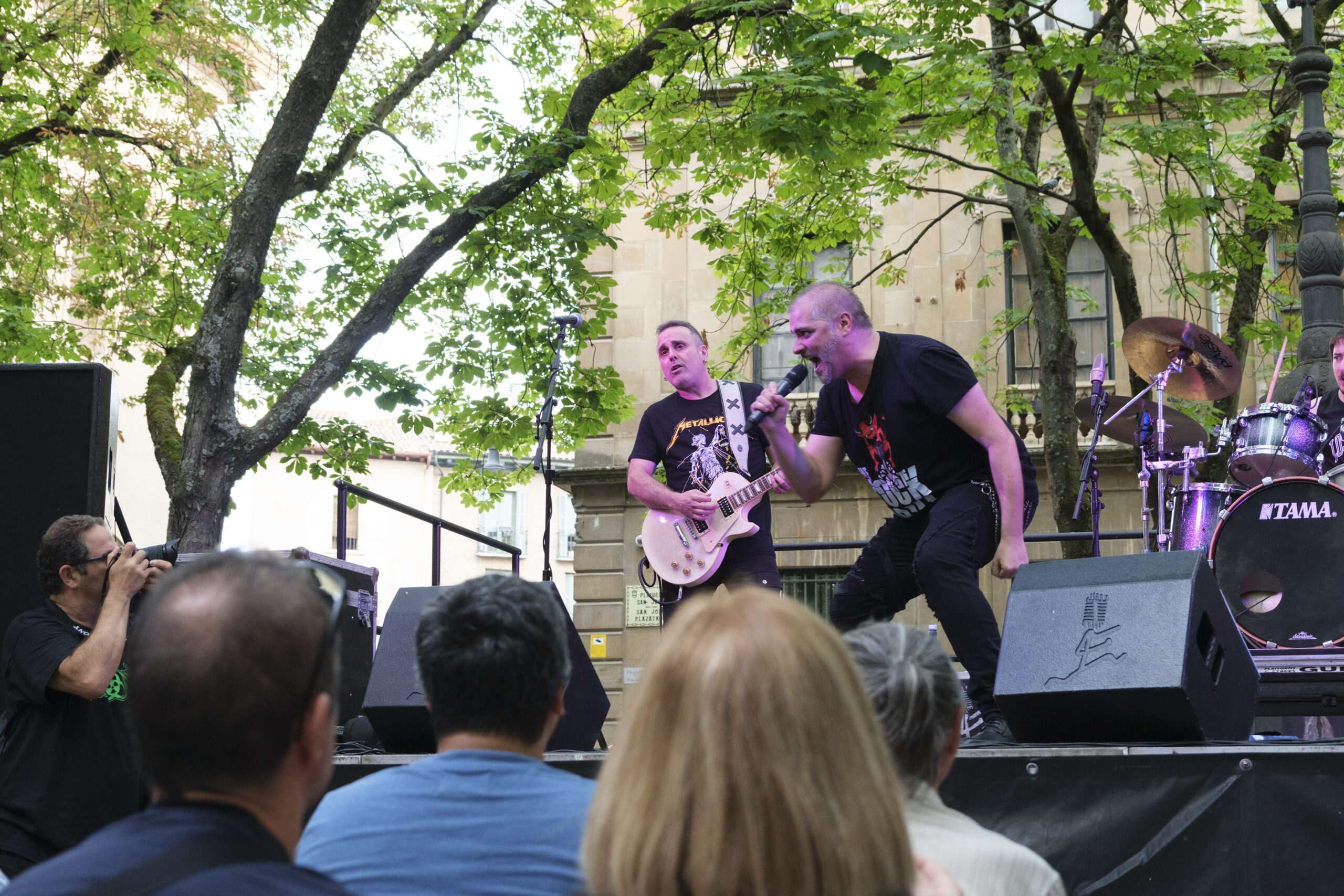 Yabalia estrena versiones de rock clásico en euskera, castellano e inglés en la plaza de San José este lunes, junto a temas de su álbum debut 'Hil arte bizi'