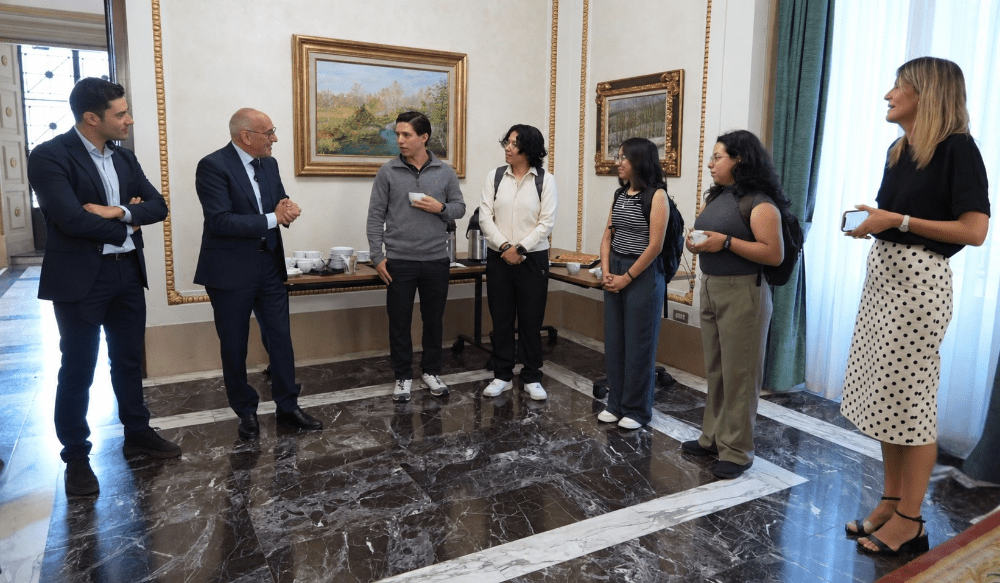 Álava da la bienvenida a los primeros estudiantes mexicanos del programa de atracción de talento tras la misión a Querétaro