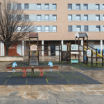 Renovación del parque infantil en la plaza de Santa Engracia: Nuevos elementos de juego se integran entre pérgolas urbanas