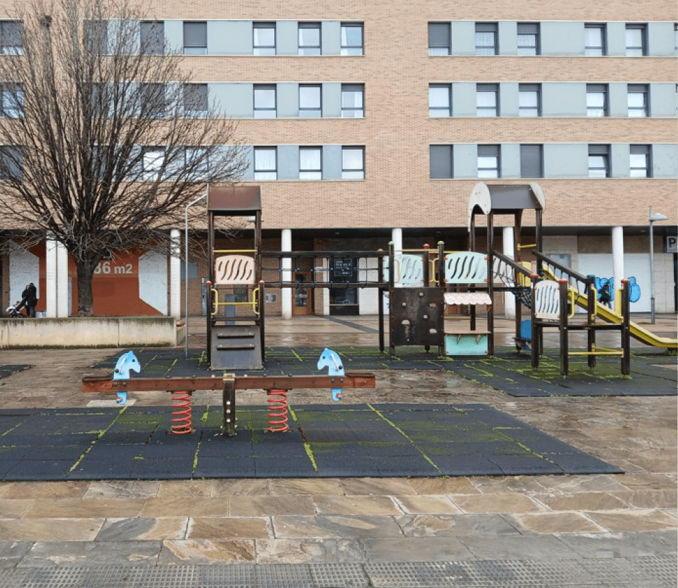 Renovación del parque infantil en la plaza de Santa Engracia: Nuevos elementos de juego se integran entre pérgolas urbanas