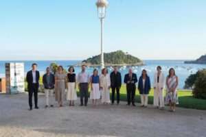"La Fuerza del Compromiso Democrático: Eider Mendoza Enfrenta el Auge del Populismo y la Autoritarismo"