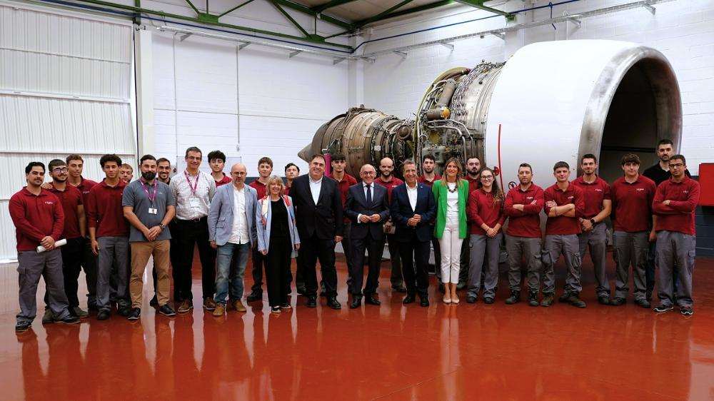 Nuevo curso de FP en Mantenimiento Aeromecánico en Egibide: Alumnos practican con un avión real