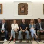 La identidad comunitaria de Guipúzcoa se refleja en la bancada del salón de plenos de Zestoa, un legado de siglos de gobernanza vasca