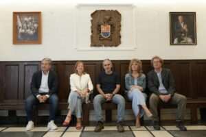 La identidad comunitaria de Guipúzcoa se refleja en la bancada del salón de plenos de Zestoa, un legado de siglos de gobernanza vasca