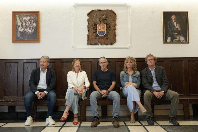 La identidad comunitaria de Guipúzcoa se refleja en la bancada del salón de plenos de Zestoa, un legado de siglos de gobernanza vasca