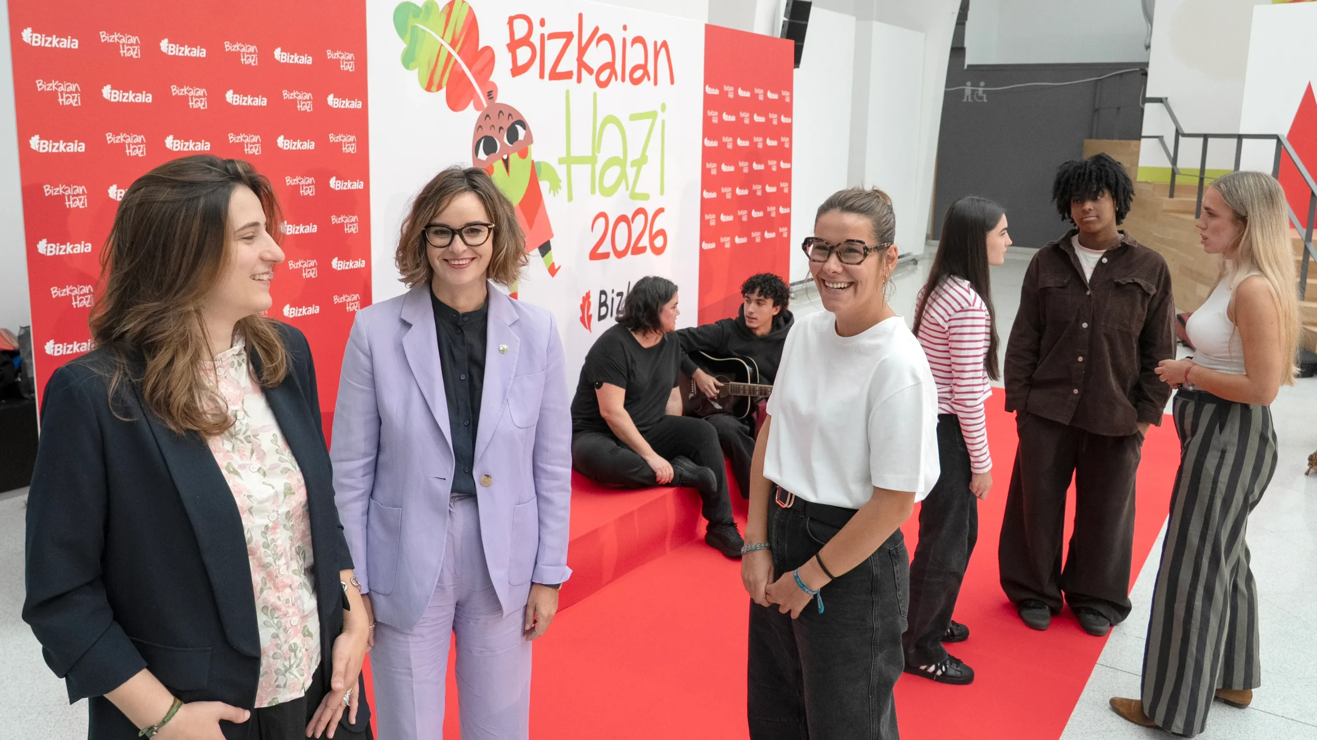 Reivindicación en Bizkaia: Elixabete Etxanobe aboga por un acompañamiento sin limitaciones para el desarrollo de niñas, niños y adolescentes