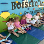 450 libros en euskera llegan a la Ikastola de Boise gracias a la Diputación Foral de Bizkaia para promover la cultura vasca
