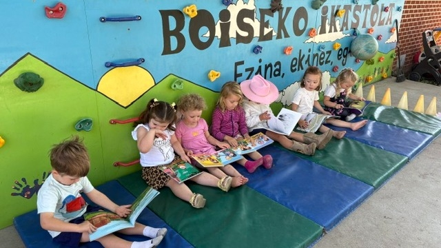450 libros en euskera llegan a la Ikastola de Boise gracias a la Diputación Foral de Bizkaia para promover la cultura vasca