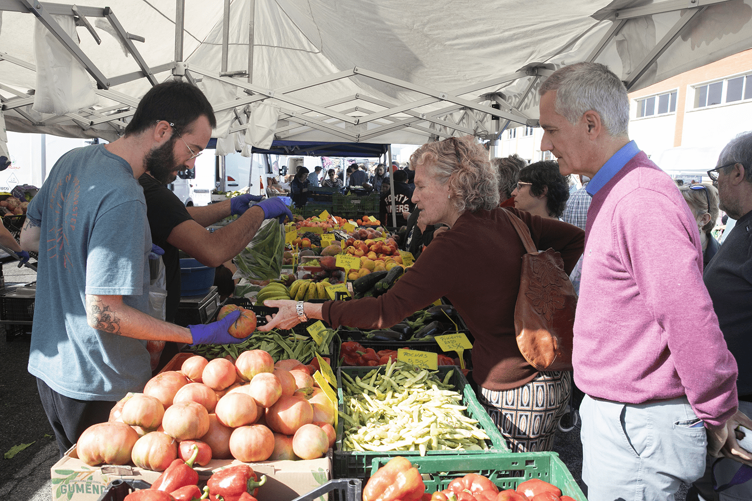 Más de un centenar de puestos de alimentación y productos diversos regresan al mercadillo de Landaben este domingo tras el parón veraniego