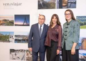 Álava y Vitoria Gasteiz muestran su oferta turística a agencias de viaje y prensa en Barcelona con Almudena Cid