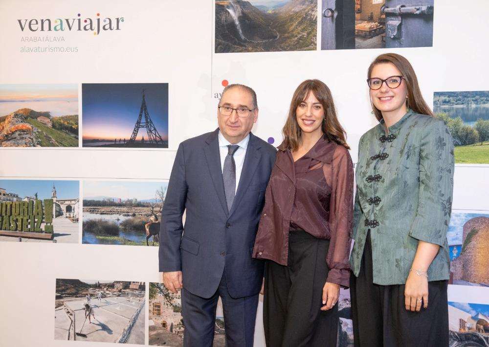 Álava y Vitoria Gasteiz muestran su oferta turística a agencias de viaje y prensa en Barcelona con Almudena Cid