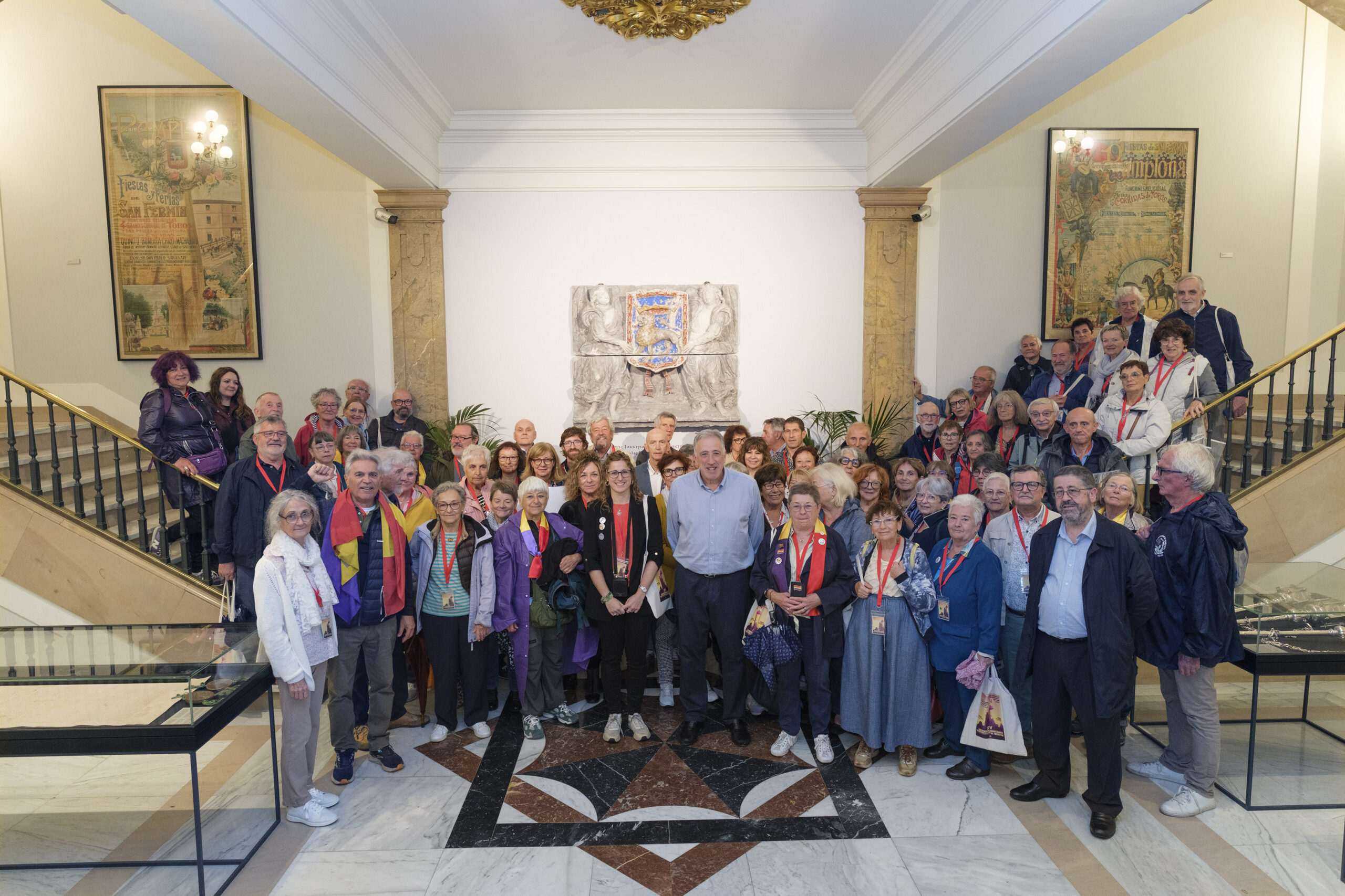 Representantes de asociaciones memorialistas de ambos lados de la frontera se reúnen con el alcalde de Pamplona en la Casa Consistorial