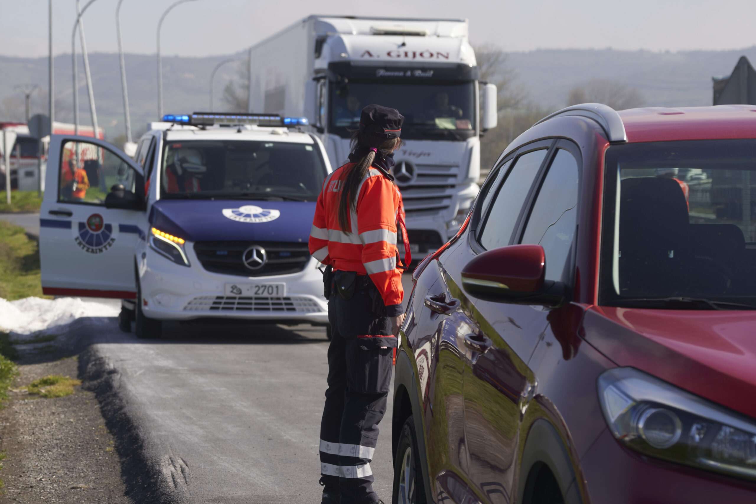 La Euskal Polizia refuerza los controles de distracciones al volante esta semana