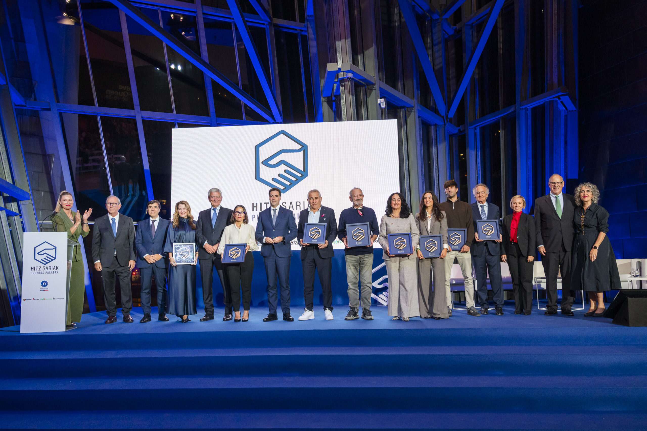 Imanol Pradales asiste a la entrega de los premios Hitz Sariak