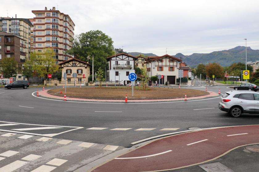 Concluyen las obras de la rotonda de Azken Portu, mejorando la fluidez del tráfico y facilitando giros en todas las direcciones