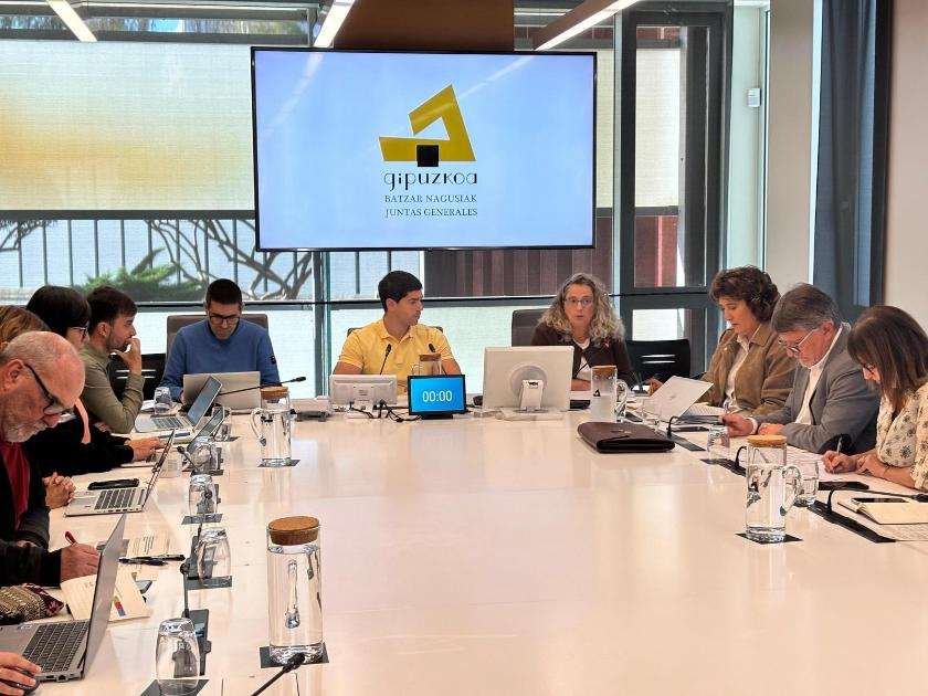La diputada foral de Hacienda y Finanzas presenta en las Juntas Generales el nuevo proyecto de norma foral sobre el sistema tributario de Gipuzkoa