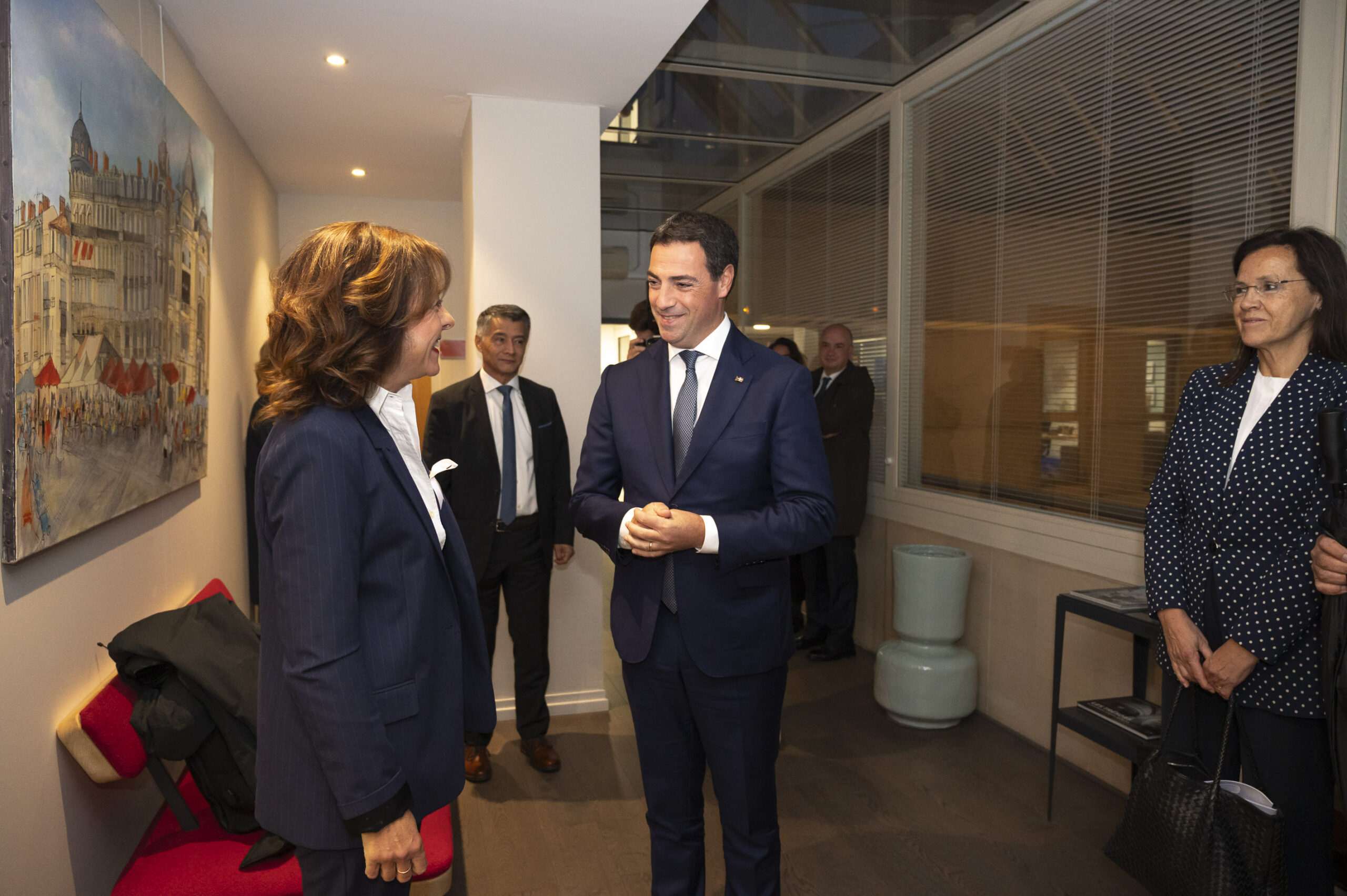 Imanol Pradales se reúne con Carole Delga, presidenta de la Región de Occitania, en