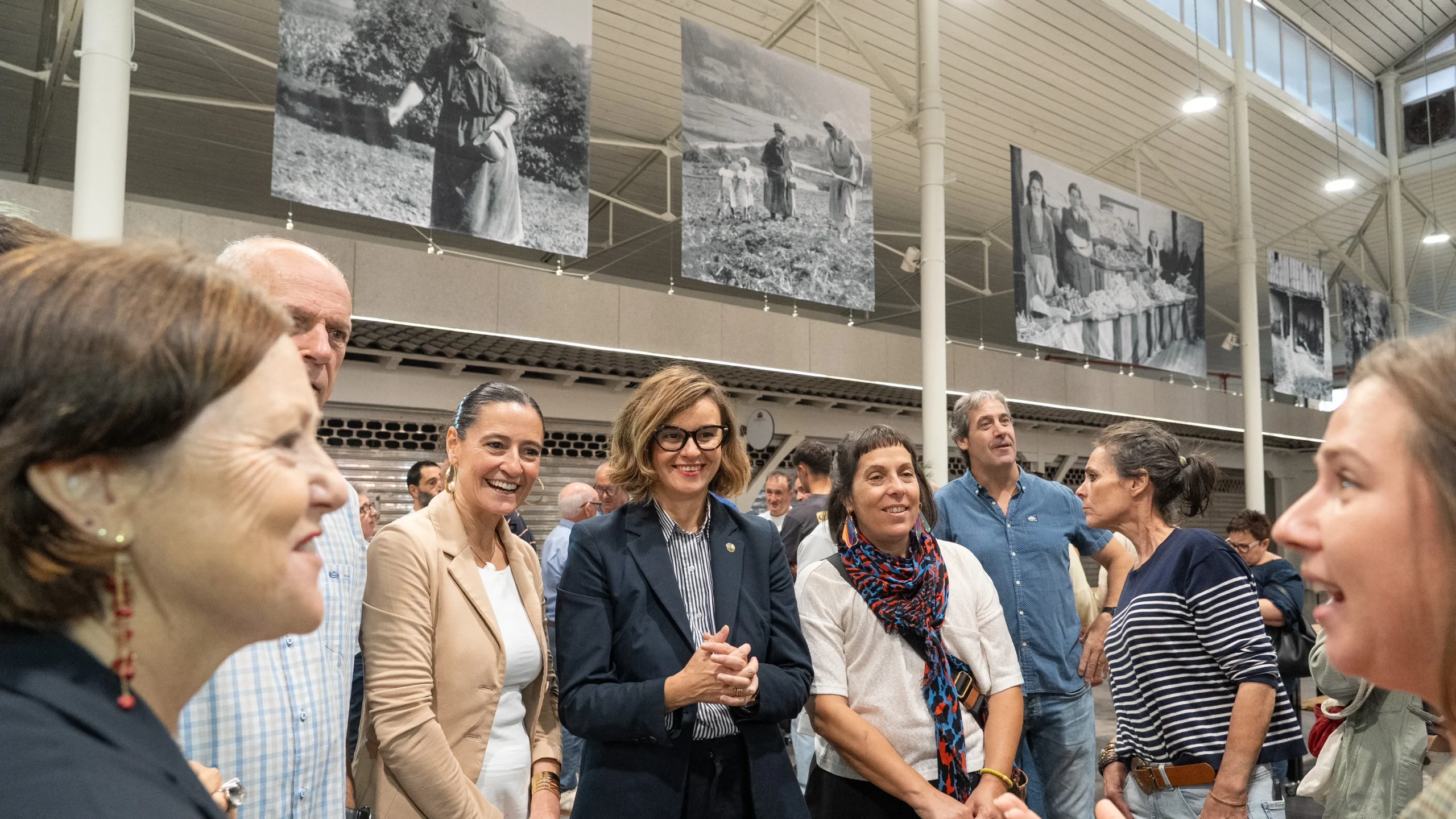 Bizkaia celebra el Día de las Mujeres Rurales con una exposición de 14 fotografías históricas en el mercado de Durango