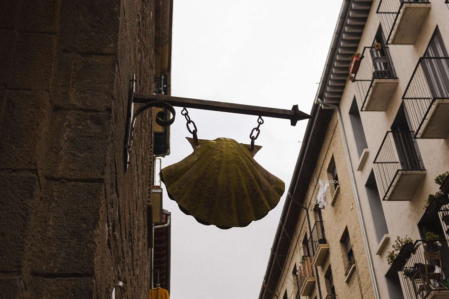 Pamplona celebra el Día del Camino de Santiago recorriendo cuatro kilómetros de la Ruta Jacobea hacia el campus de la UNAV