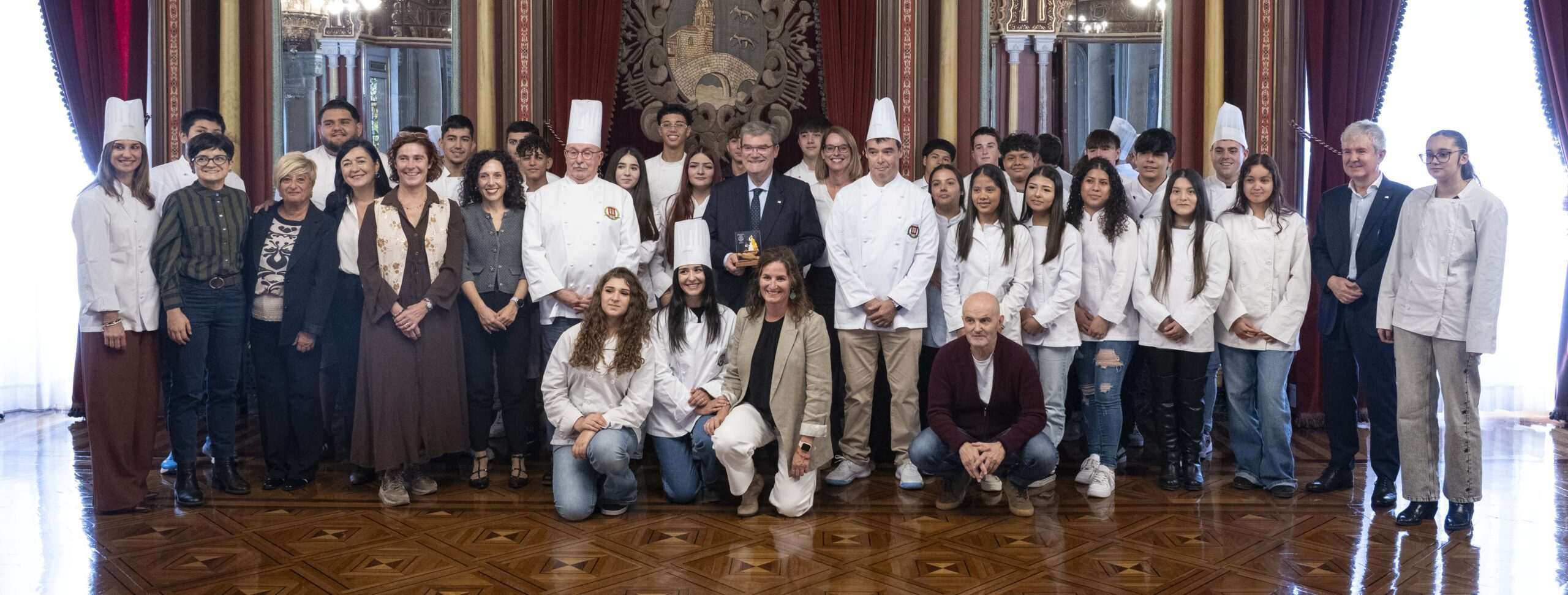 El Ayuntamiento de Bilbao y el sector pastelero celebran su encuentro anual con la tradición de la tarta Begoña