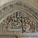 Relieve gótico policromado de la Dormición de la Virgen en el tímpano de la Puerta del Amparo, Catedral de Pamplona.