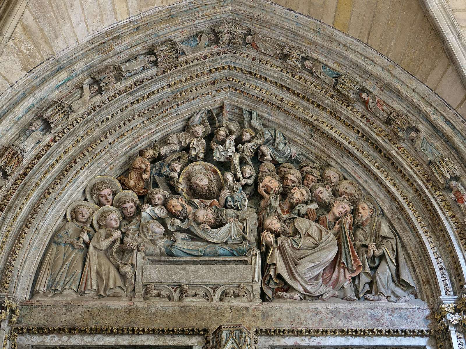 Relieve gótico policromado de la Dormición de la Virgen en el tímpano de la Puerta del Amparo, Catedral de Pamplona.