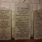 Tres lápidas conmemorativas en castellano, latín y euskera sobre la erección de la iglesia como catedral de Vitoria