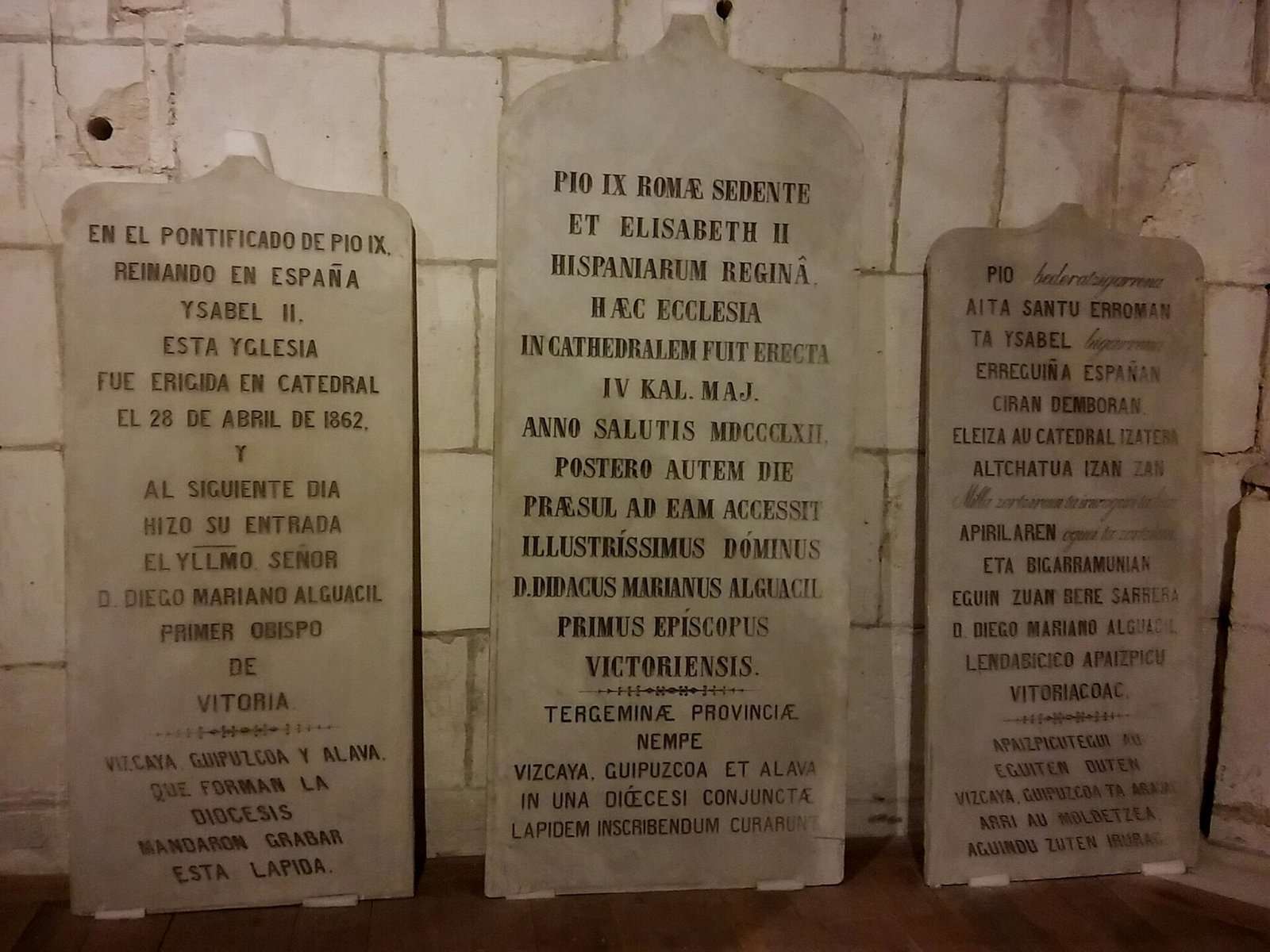 Tres lápidas conmemorativas en castellano, latín y euskera sobre la erección de la iglesia como catedral de Vitoria