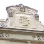 Frontón de piedra con escudo, mascarón y letras «TRO PRINC» en la fachada del Teatro Principal de Vitoria